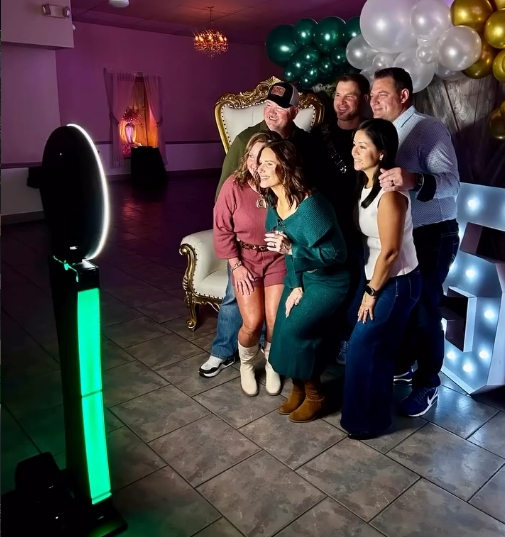 MirrorPIX Pearl booth live action guests social event